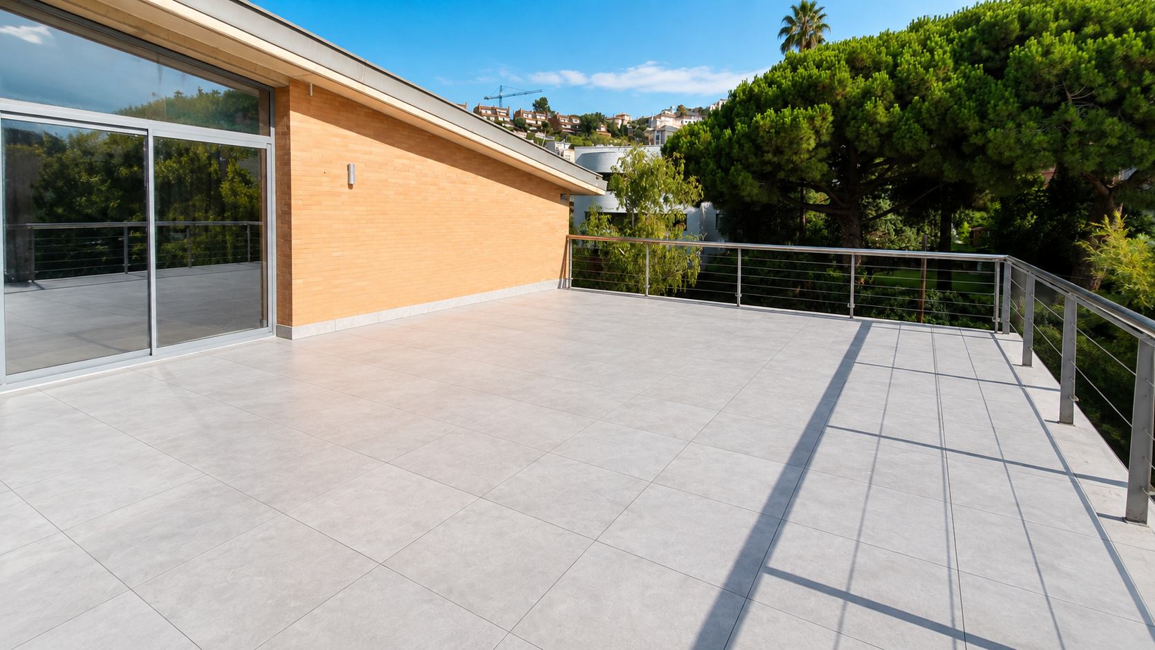 Suelo técnico exterior acabado en terraza con pavimento cerámico sobre plots